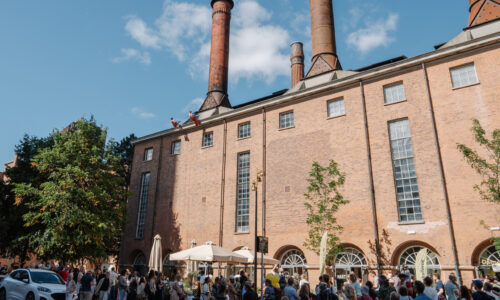 Højt til loftet, solskin og gule balloner